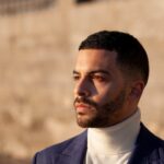 homme regardant tout droit costume
