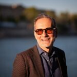 homme souriant lunettes de soleil